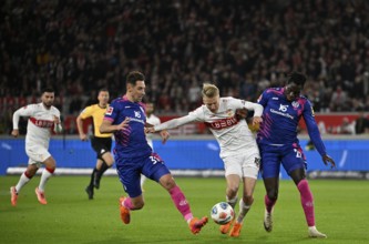 Duel, action duel, action Chris Führich VfB Stuttgart (10) against Danny da Costa 1. FSV Mainz 05