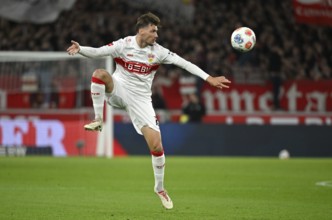 Pascal Stenzel VfB Stuttgart (15) Action on the ball MHPArena, MHP Arena Stuttgart,