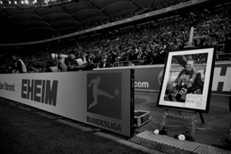 Commemoration of the death of sports photographer Ralf Poller on 14/10/2025, photo on easel,
