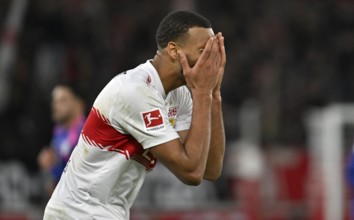 Josha Vagnoman VfB Stuttgart (04) Disappointment disappointed after missed goal opportunity gesture