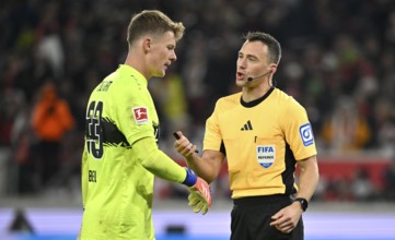 Referee Felix Zwayer gesture gesture in conversation with goalkeeper Alexander Nübel VfB Stuttgart