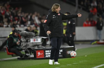 Coach Coach Bo Henriksen 1st FSV Mainz 05 on the sidelines gesture gesture TV camera logo