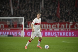 Finn Jeltsch VfB Stuttgart (29) Action on the ball in the background gang advertising Logo action