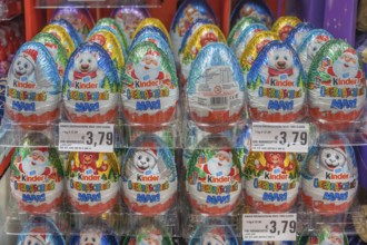 Wholesale market, sale of sweets. Schokolade-Kinder ÜBERASCHUNG MAXI, Allgäu, Swabia, Bavaria,