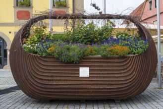 The big basket, willow figure by artist Wolfgang Backert, market square, Deutsche Korbstadt,