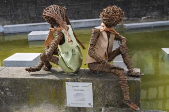 Seated children, willow figures by artist Irmgard Wissing, Deutsche Korbstadt, Lichtenfels, Upper