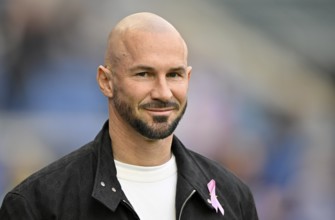 Coach coach Christian Ilzer TSG 1899 Hoffenheim portrait, loop of action against breast cancer,