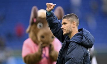 Andrej Kramaric TSG 1899 Hoffenheim (27) gesture gesture thumbs up behind mascot Hoffie TSG 1899