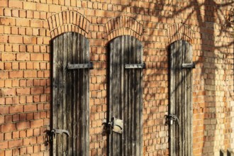 Brick building with wooden doors, Lüdersen mountain village, city of Springe, Hanover region, Lower