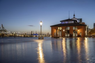 Storm surge (flood) of 24.10.2025 at the Hamburg fish market on the Elbe during the blue hour,