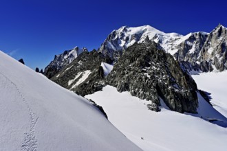 From the left, the mountains, L'Aiguille Blanche de Peuterey, Mont Blanc, Mont Maudit, Pointe
