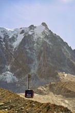 View of the arriving cable car from the Plan de l'Aiguille middle station, in the back the mountain