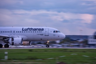 Lufthansa Airbus A320, landing at Düsseldorf airport, North Rhine-Westphalia, Germany