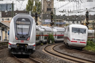 Intercity Zug and ICE, in front of Düsseldorf Central Station, here near Volksgarten Station, North