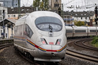 Rainbow ICE, ICE 3 type, with rainbow paint, promotes tolerance, in front of Düsseldorf main
