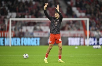Warm-up training Aleksandar Pavlovic FC Bayern Munich FCB (45) waves towards Triüben, Champions