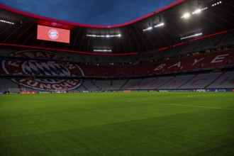 Overview, totals, scoreboard, logo FC Bayern Munich, FCB, blue hour, Champions League, Allianz