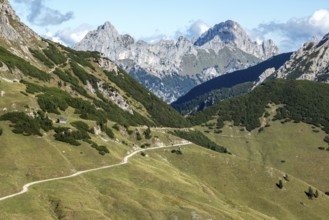 View of the Saalfelder Höhenweg hiking trail behind Schartschrofen and Rote Flüh, Tannheimer