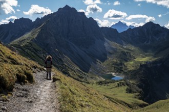 Female hiker on hiking trail, Sallfelder Höhenweg, below Lache See, left Lachenspitze, Tannheimer