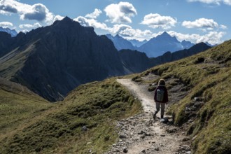 Female hiker on hiking trail, Sallfelder Höhenweg, Tannheimer Mountains, Allgäu Alps, Tannheimer