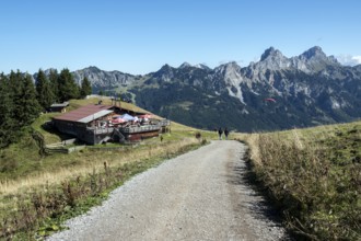 Hiking trail to Gundhütte am Neuerköpfle, Tannheimer Berge, Schartschrofen and Rote Flüh behind,