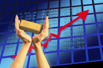 Symbolic photo, hands lifting gold bars, stable value, risks, crash or upswing, financial economy,