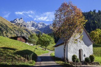 St. Katarina chapel, Einödsbach, behind Trettachspitze, Mädelegabel and Hochfrottspizte, autumn