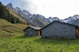 Hintere Einödsberg-Alpe, behind mountains of the Allgäu Alps with Trettachspitze, Mädelegabel,