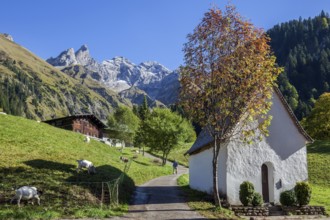 St. Katarina chapel, Einödsbach, Trettachspitze in the back, Mädelegabel and high-frottspizte,