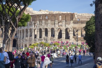 Exterior view of the Colosseum in Rome. On Sunday, 19.10.2025, there is particularly hustle and