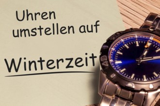 (photo montage) Time change winter time: close-up of a wristwatch and a note with the text CHANGE