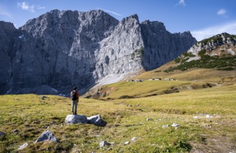 Dreizinkenspitze and Laliederer Wand, hikers in front of rock face, eastern Karwendel, Tyrol,