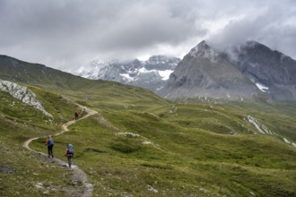 Hikers on hiking trail, cloudy mountain landscape, Hohe Tauern National Park, Carinthia, Austria
