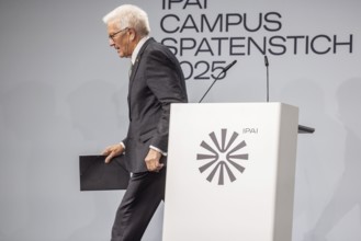 Winfried Kretschmann (Greens), Minister-President of Baden-Württemberg. Step away from the lectern.