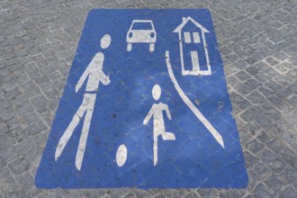 Sign painted on the street for Spielstraße, Amberg, Upper Palatinate, Bavaria, Germany