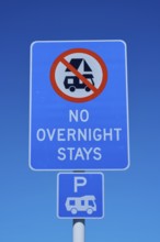 A sign shows the ban on overnight stays for motorhomes in a parking lot, Lake Pukaki Viewpoint,