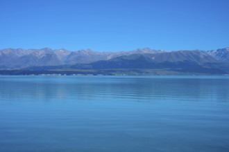 View over the tranquil lake with mountain range on the horizon, Lake Pukaki Viewpoint, Pukaki,