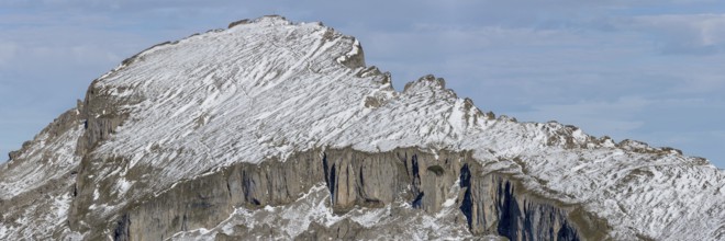 Mountain panorama from Walmendinger Horn, 1990m, to the Hohe Ifen covered by the first snow in