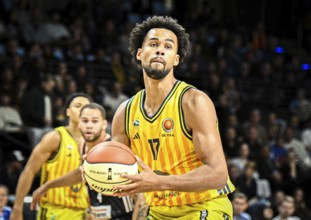 Basketball easyCredit BBL Cup round of 16, Alba Berlin, Ratiopharm Ulm from left Norris Agbakoko