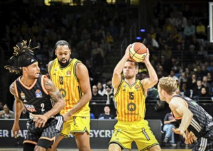 Basketball easyCredit BBL Cup round of 16, Alba Berlin, Ratiopharm Ulm from left Bryce Brown