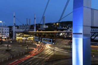 Night view of the Wuppertal suspension railway at the Alter Markt stop and intersection in