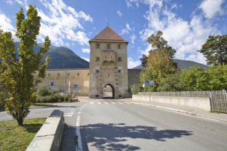 Through the Sluderns gate tower of the city wall of Glorenza, you can reach one of the smallest