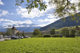 The small town of Glurns has a completely preserved city wall. It is surrounded by mountains and is