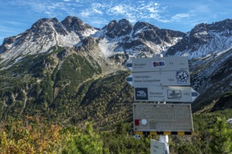 Hiking trail on the hiking trail around the pulpit in autumn vegetation, in the back mountains of