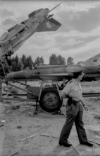 Germany, Berlin, 12.8.1992, installations by British scrap artists in the Spreebogen, two MIG 21,