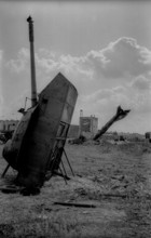 Germany, Berlin, 12.8.1992, installations by British scrap artists in the Spreebogen, tanks and old
