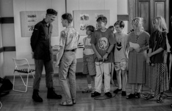 Germany, Berlin, 11.8.1992, children - performance in the DOMIZIL, the exhibition rooms of the