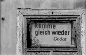 Germany, Halle, 5.8.1992, door window: Come right back Godot
