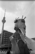 Germany, Berlin, 1.8.1992, Wise Fool Puppet Intervention, street theatre from San Francisco, under