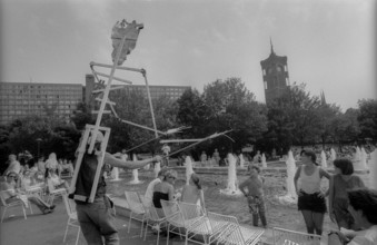 Germany, Berlin, 1.8.1992, Wise Fool Puppet Intervention, street theatre from San Francisco, under